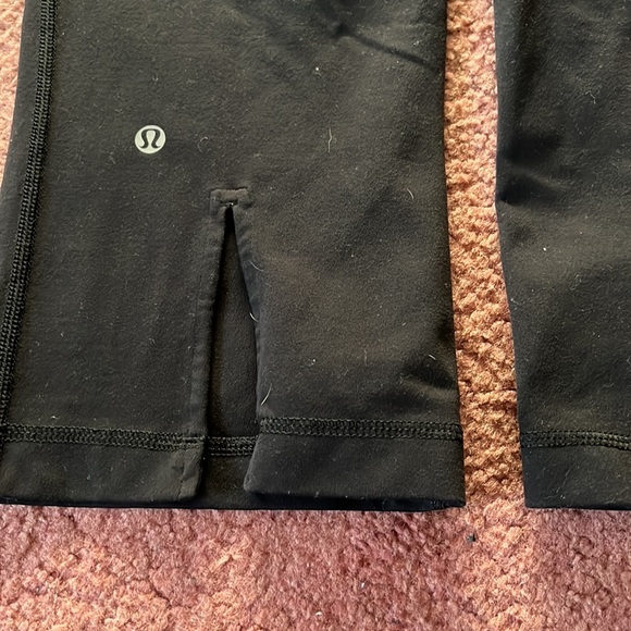 Lululemon split hem cropped Capri leggings in black - Picture 2 of 3